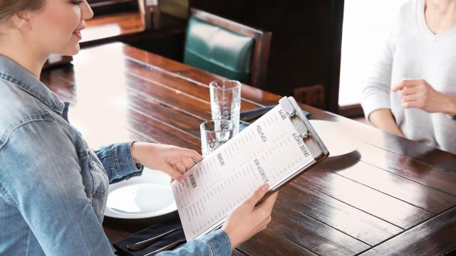 Personen schauen Speisekarte im Restaurant an