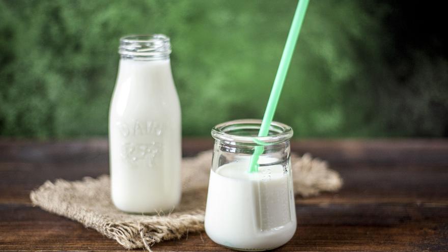 Gläser mit Milch und Joghurt auf einem Tisch