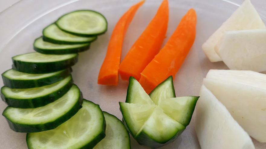 Gurken Karotten und Kohlrabi liegen aufgeschnitten auf einem Glasteller