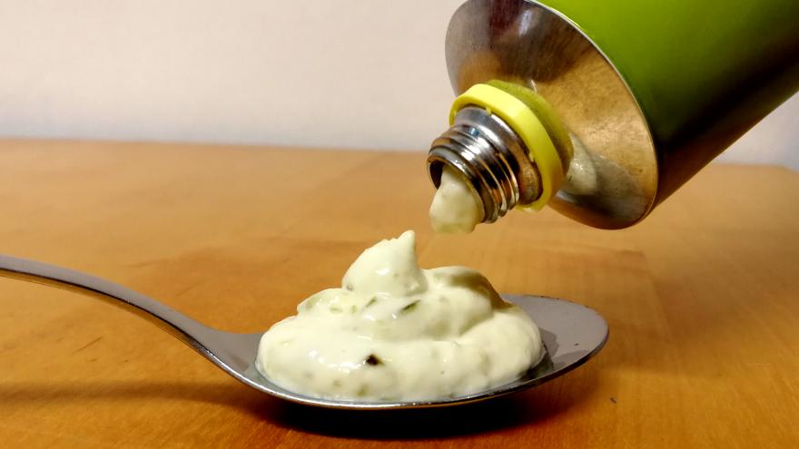 Mayonnaise auf Löffel mit Tube