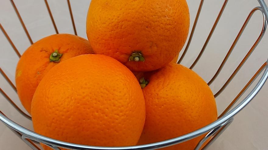 Orangen in einem Obstkorb