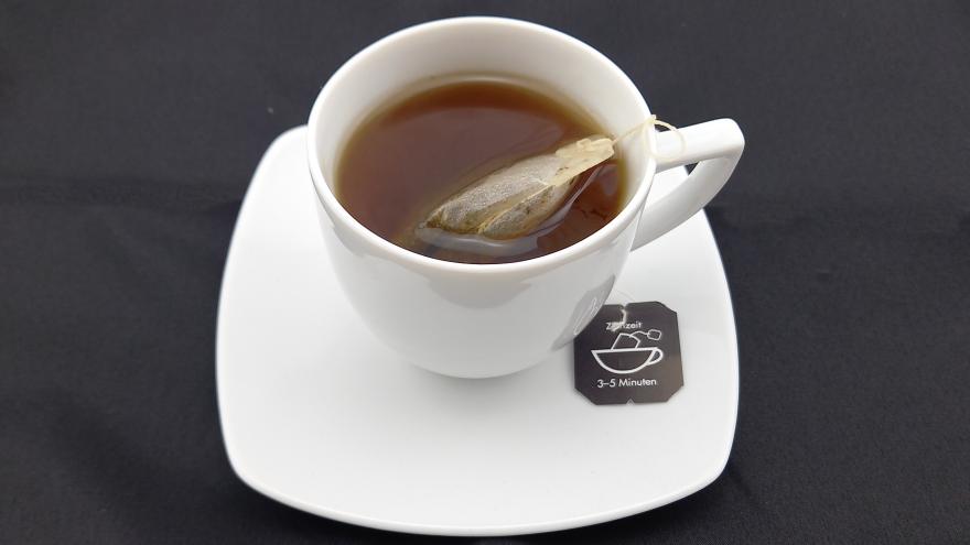 schwarzer Tee in weißer Tasse