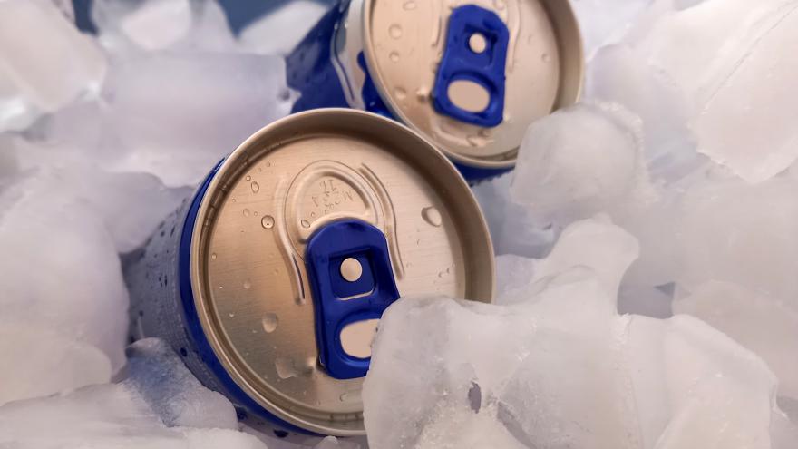 Energy Drink Dosen liegen auf Eiswürfel