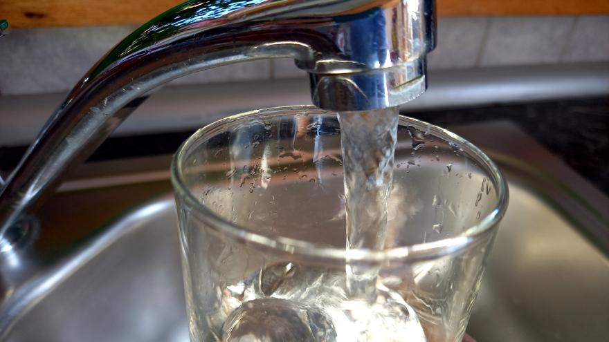 GLas unter Wasserhahn