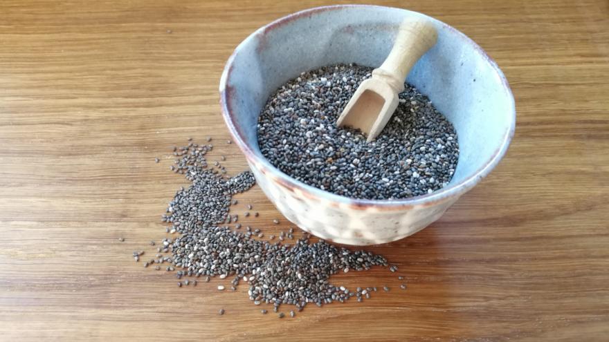 Chiasmen in einer kleinen Schüssel mit Holzlöffelchen
