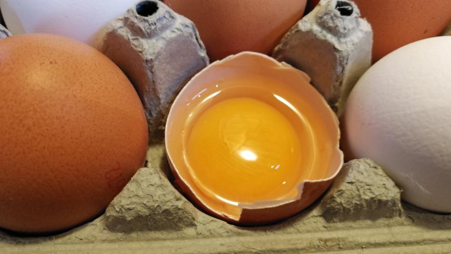 Ein aufgeschlagenes Ei in einem Eierkarton