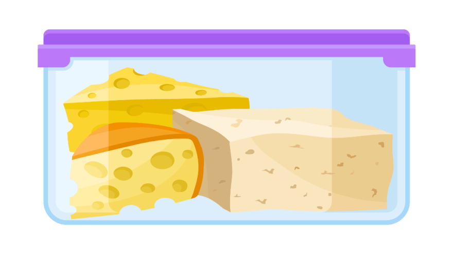 In einer Vorratsdose mit Deckel liegen verschiedene Sorten Käse.