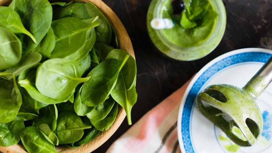 Frischer Spinat und Pesto