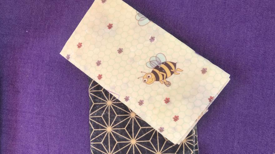 Zwei Bienenwachstücher auf dunklem Untergrund