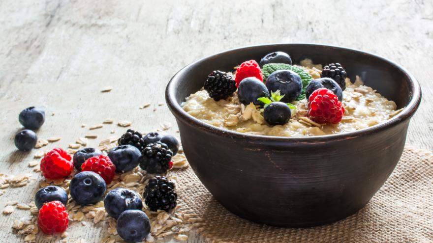 Eine Schüssel mit Porridge und Beeren.