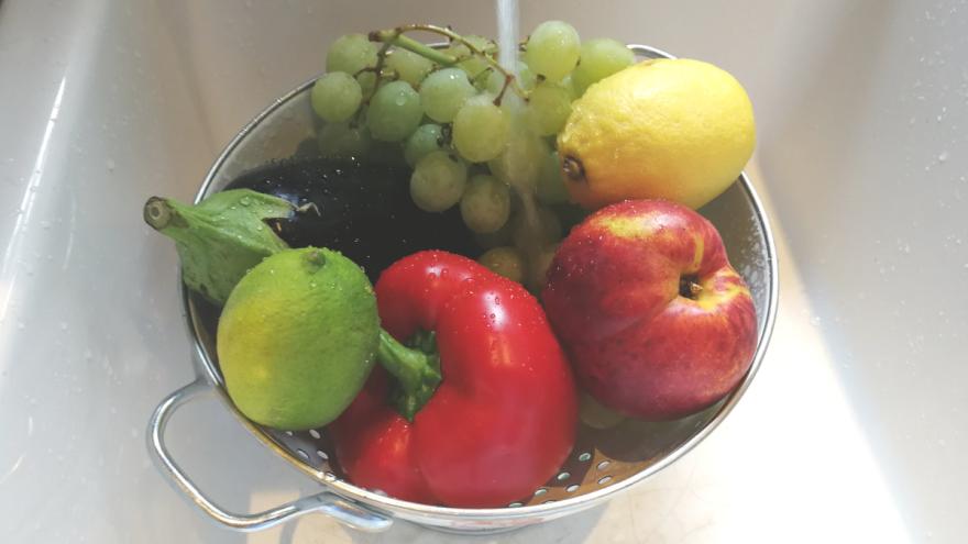 Obst und Gemüse in einem Sieb