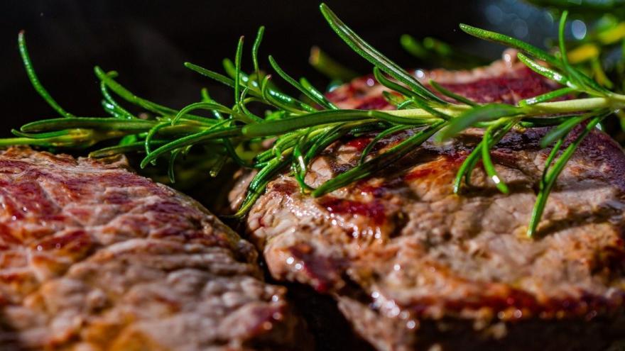Gegrilltes Fleisch mit einen Zweig Rosmarin