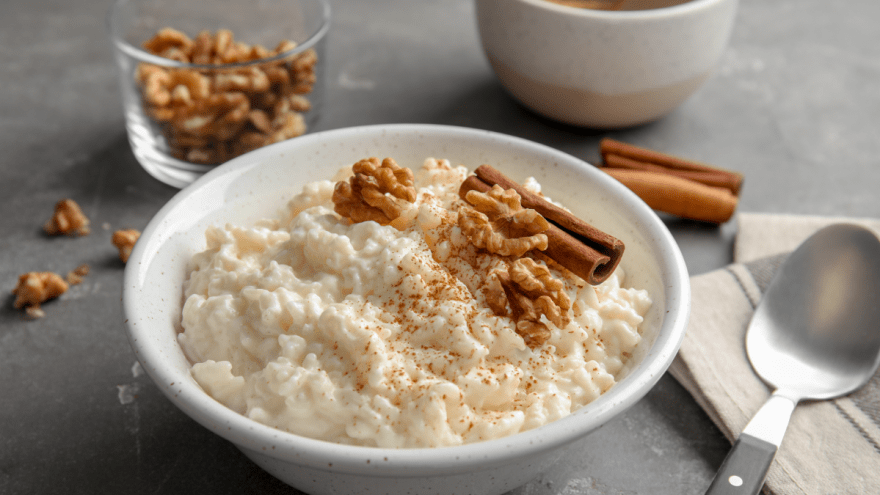 Eine Schüssel Milchreis mit Zimt und Walnüssen.