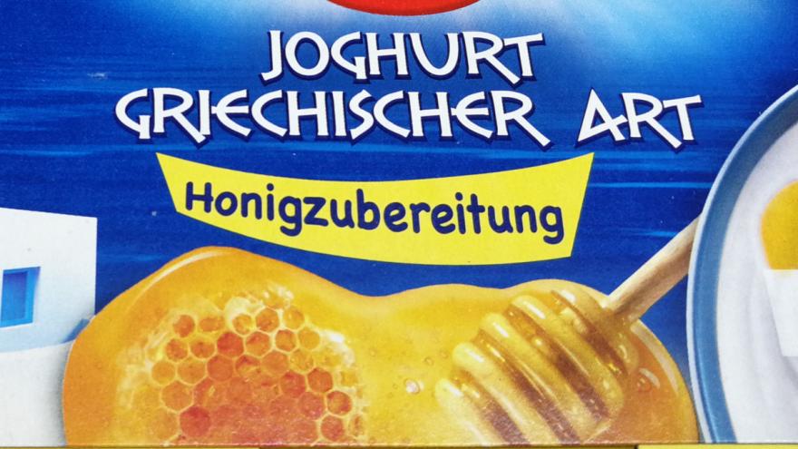 Das Wort Honigzubereitung auf einer Joghurtverpackung 