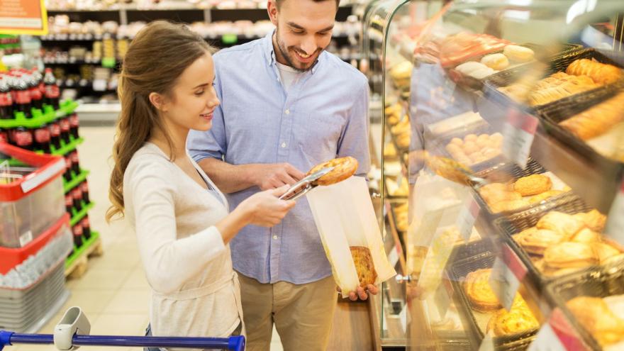 Ein Paar beim Brötcheneinkauf im Supermarkt