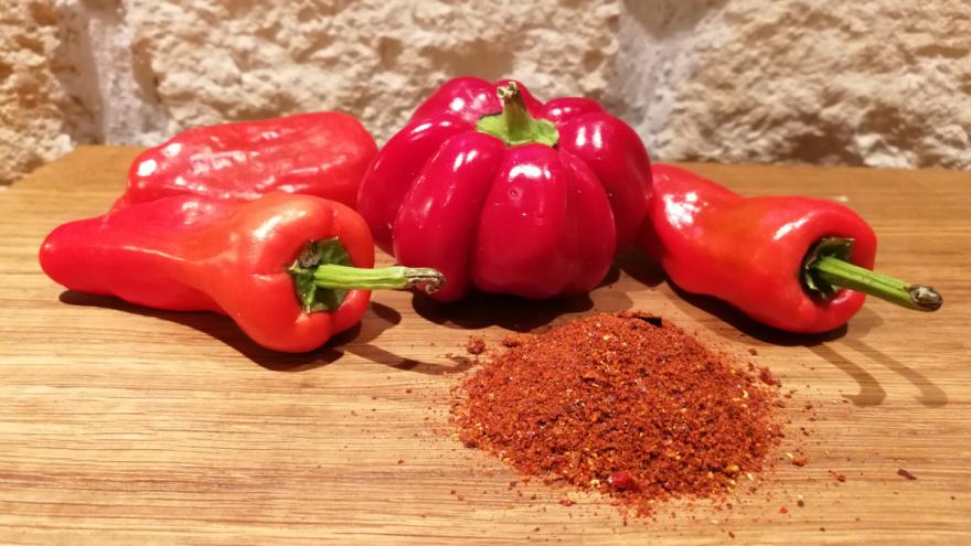 rote Paprika daneben Paprikapulver