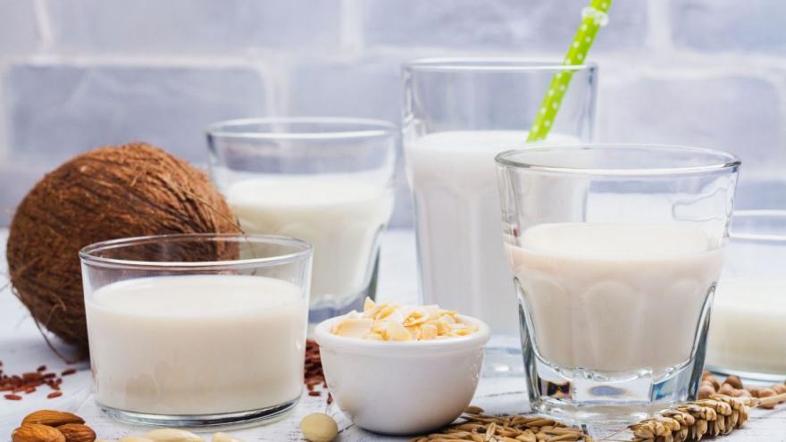 Mehrere Gläser gefüllt mit Kokosmilch