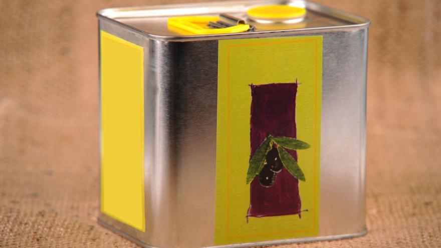 Ein Kanister mit Olivenöl gefüllt