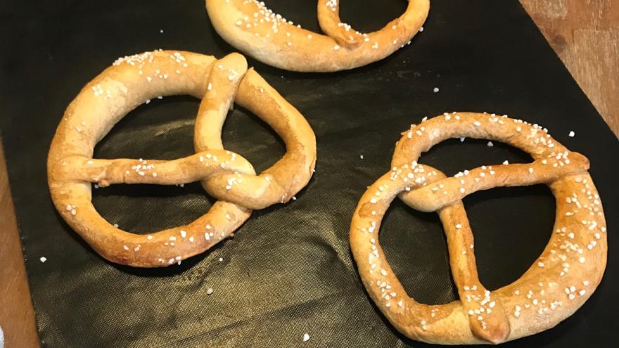 Aufbackbrezen auf einer Backmatte
