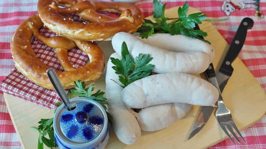 Weißwurst mit Brezen und Senf angerichtet