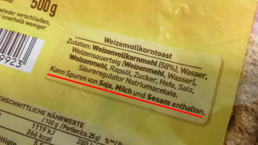 Zu sehen ist die Zutatenliste einer Weizenvollkorntoast-Verpackung mit der Information "Kann Spuren von Soja, Milch und Sesam enthalten".