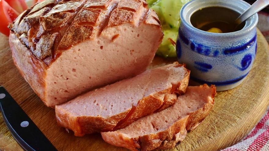 Leberkäse auf einem Holzbrett