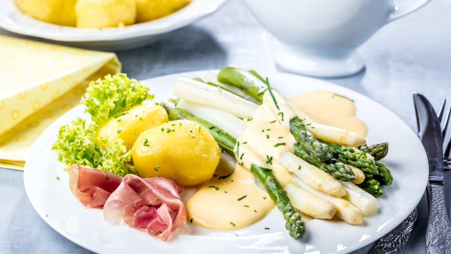 Teller mit grünem und weißem Spargel