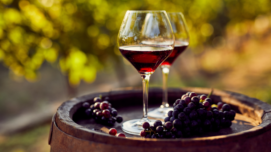 Zwei Gläser mit Rotwein