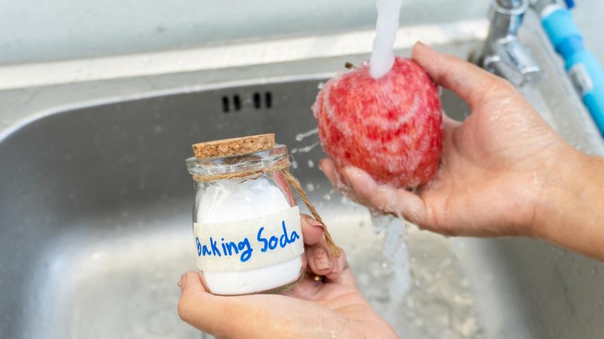 Apfel waschen mit Wasser und Backpulver