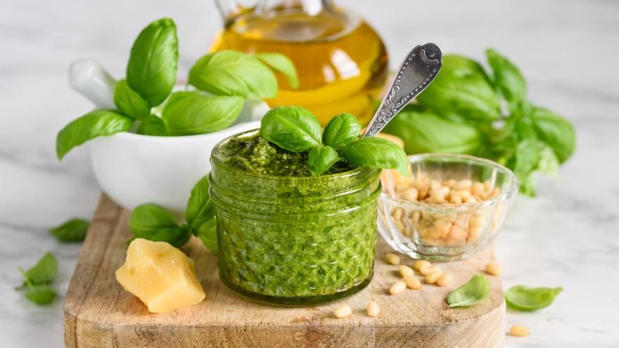Hausgemachtes Basilikumpesto im Glas