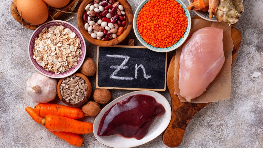 Zinkhalte Lebensmittel in verschiedenen Schalen und Behältern
