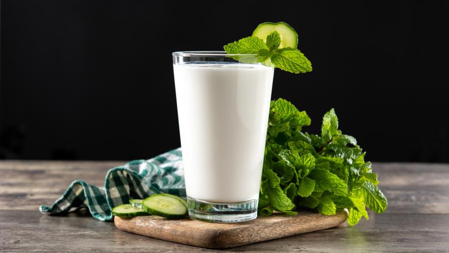 Ein Glas gefüllt mit Ayran.