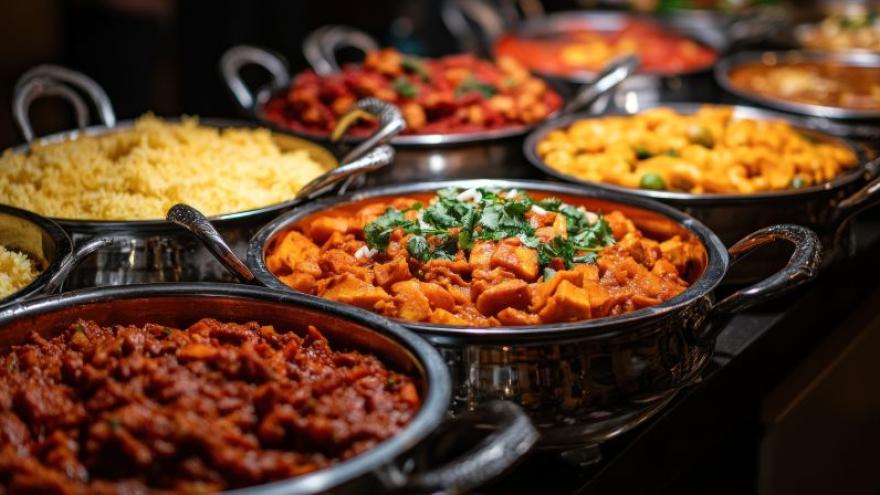 KI-Foto eines Buffets mit mehreren Schüsseln, in denen verschiedenes indisches Essen zu sehen ist