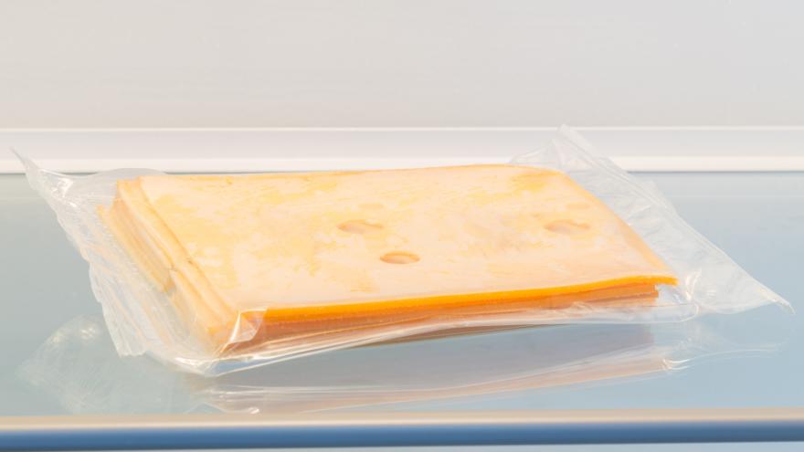 Käsescheiben in einem Kühlschrank