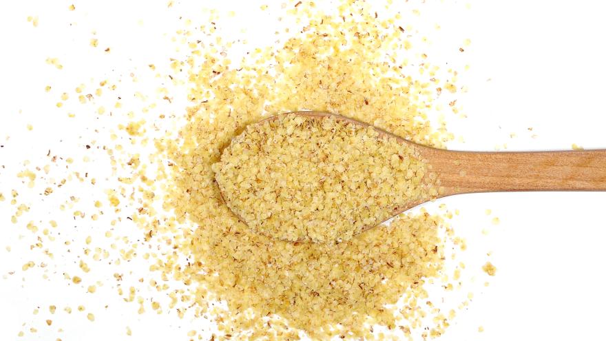 Weizenkeime auf einem Holzlöffel