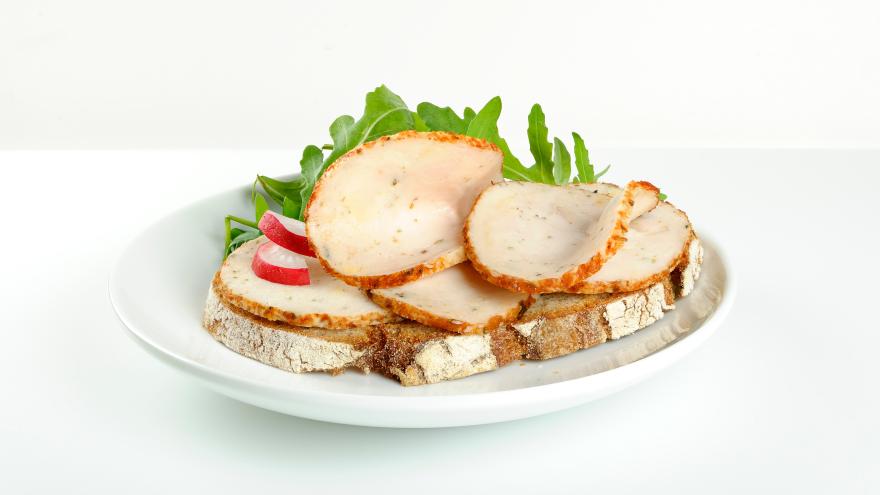 Brot belegt mit Hähnchenbrust in Scheiben