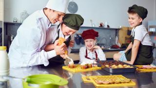 Schüler Kochen in der Schule