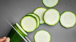 Zucchini-Scheiben auf einem Schneidebrett