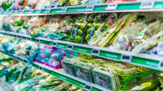 In einem Supermarktregal liegt Gemüse, in Plastik verpackt.