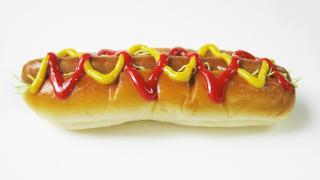 Ein Hot Dog mit Senf und Ketchup