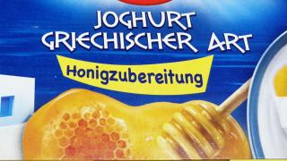Das Wort Honigzubereitung auf einer Joghurtverpackung 