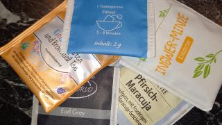 verschiedene Teebeutel in Einzelverpackungen