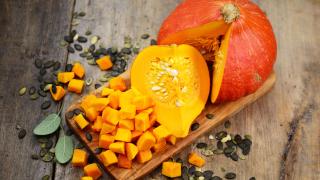 Ein aufgeschnittener Kürbis.