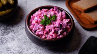 Roter Heringssalat in einer kleinen Schale