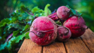 drei rote Beete auf dem Tisch