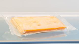 Käsescheiben in einem Kühlschrank