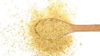 Weizenkeime auf einem Holzlöffel