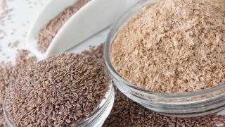 Zerkleinte Weizenkleie und Flohsamen in jeweils einer Glasschale