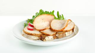 Brot belegt mit Hähnchenbrust in Scheiben