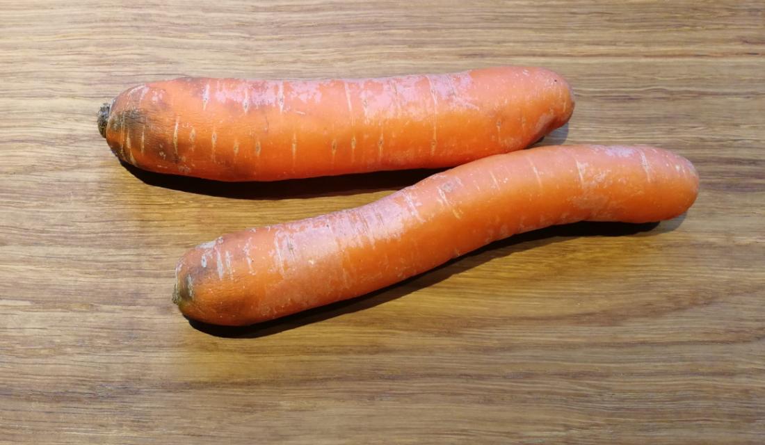 Karotten mit schwarzen Flecken